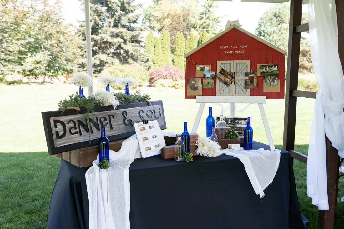 Danner & Soli and River Bell Farm display table at the 2020 Willamette Valley Wedding Professionals Wedding Showcase at Log House Garden at Willow Lake.
